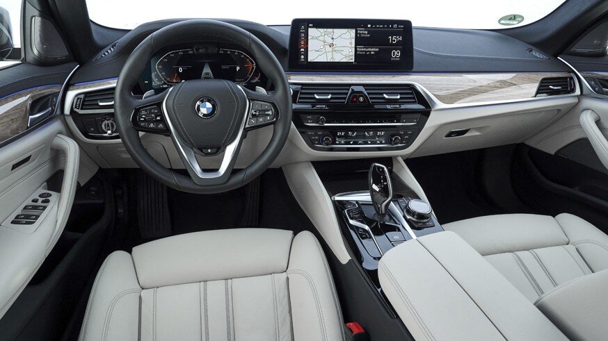 Сейчас в BMW продолжают заниматься разработкой нового поколения «пятёрки», которая выпускается в вариантах кузова седан и универсал. Ранее фотошпионы уже ловили прототипы будущих новинок на дорогах общего пользования в ходе цикла испытаний. Ожидается, что на европейский рынок универсал BMW 5 series восьмой генерации выйдет в 2024 году, тогда же должна дебютировать и полностью электрическая версия «пятидверки», которая получит собственное имя – i5 Touring.