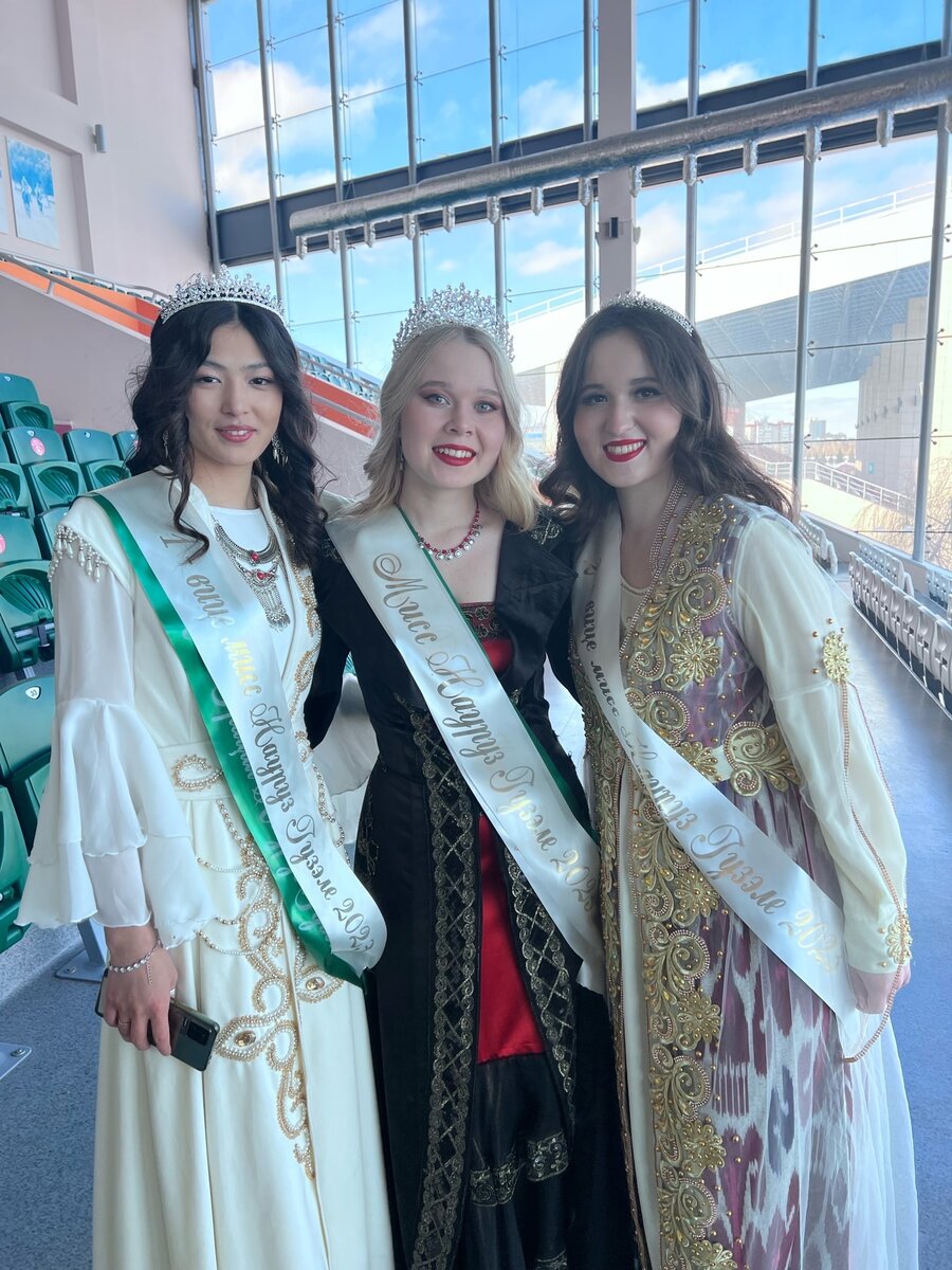 Юлия Еремеева в центре, красавица из Аксубаевского района Республики Татарстан