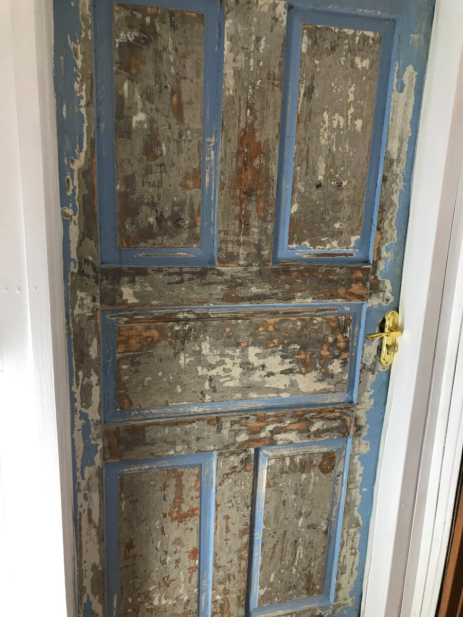 Фото автора. Снимаем старую краску с двери