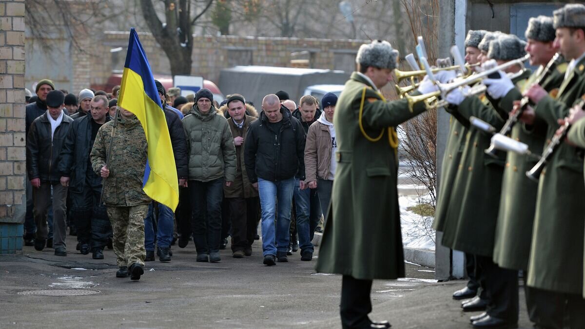    Призывники в украинскую армию и военный духовой оркестр на одном из призывных пунктов в Киеве© РИА Новости / Евгений Котенко