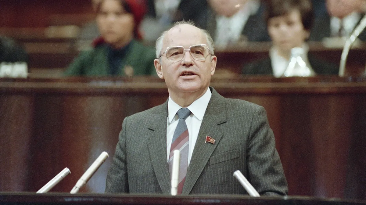 Горбачев курс на перестройку. Горбачев 1985.
