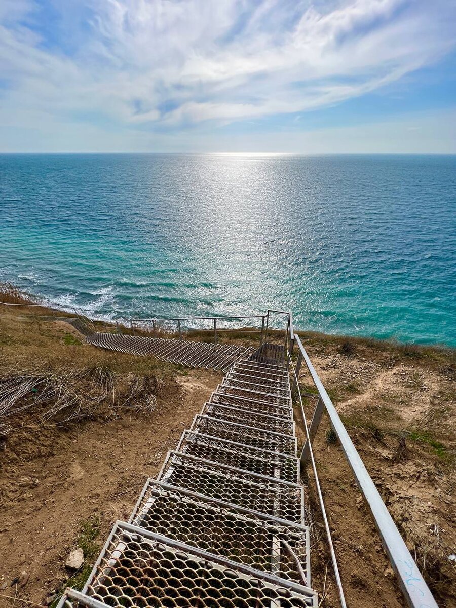 Анапа 300 ступенек к морю. 300 Ступеней Анапа. Анапа 300 ступеней к морю. Спуск к морю. Лестница спуск к морю.