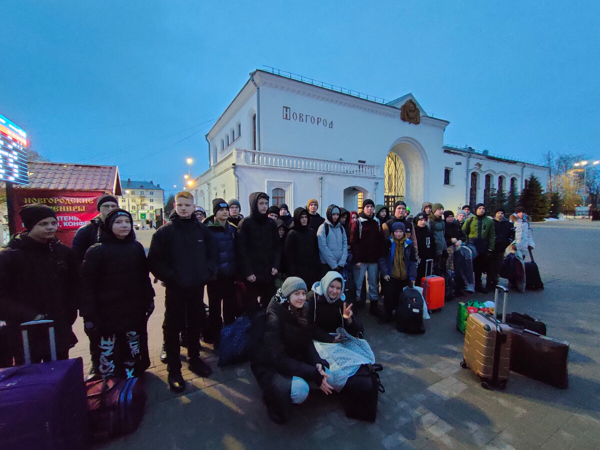 Делегация юных моряков по прибытии в Великий Новгород. Фото Е. Смирнова