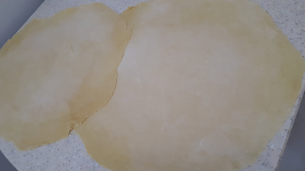 Сразу раскатать все сочни и подсушить, смахнуть лишнюю муку.