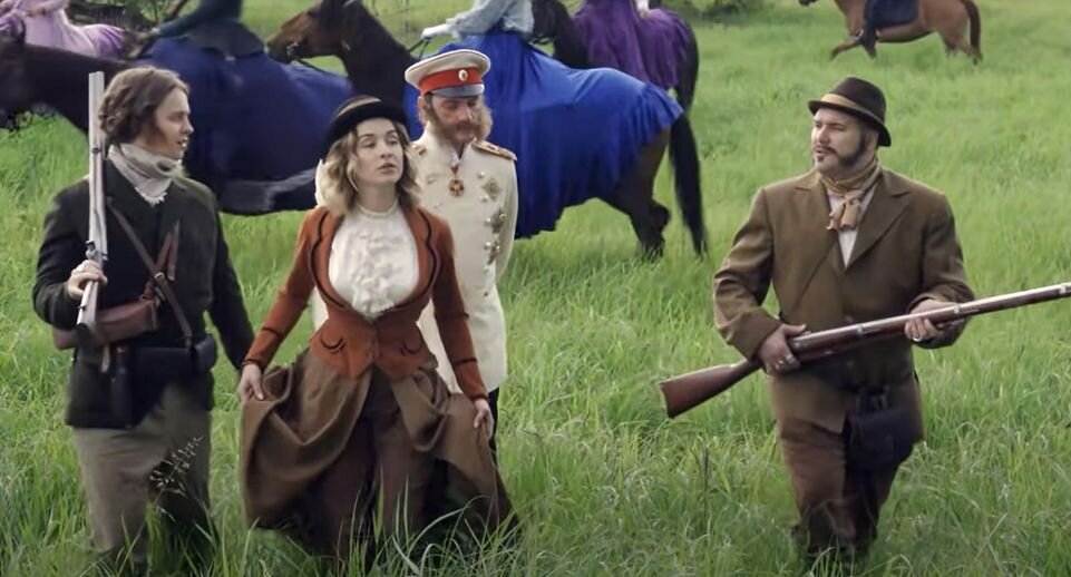 Дмитрий Свиргунов (справа) на съемках клипа Cream Soda и Алены Свиридовой «Розовый фламинго», 2021 год📷
