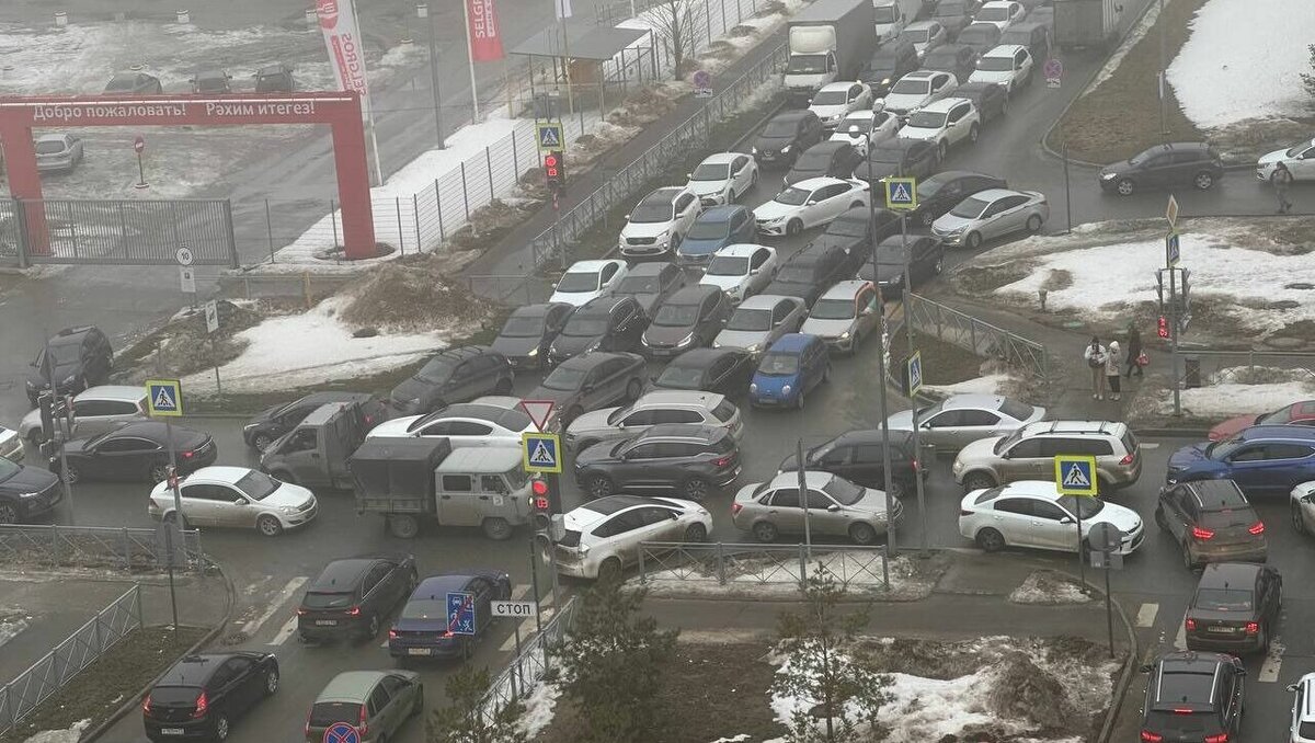     В Казани граждане, проживающие в жилом комплексе «Весна», расположенном на Мамадышском тракте, ужаснулись от пробок. Очередная публикация появилась в одном из Telegram-каналов города.