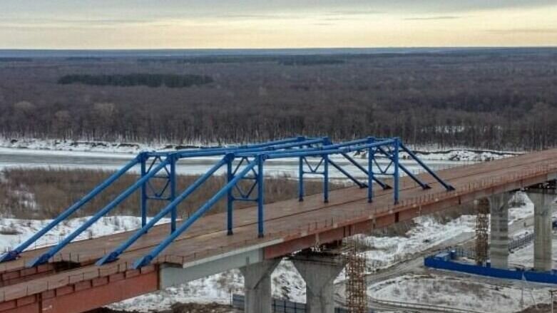     Специалисты АО ДСК «Автобан» завершили надвижку пролета на строящемся мосту через Суру. Объект возводится как часть дороги М-12. Об этом сообщается в Telegram-канале «Автобан».