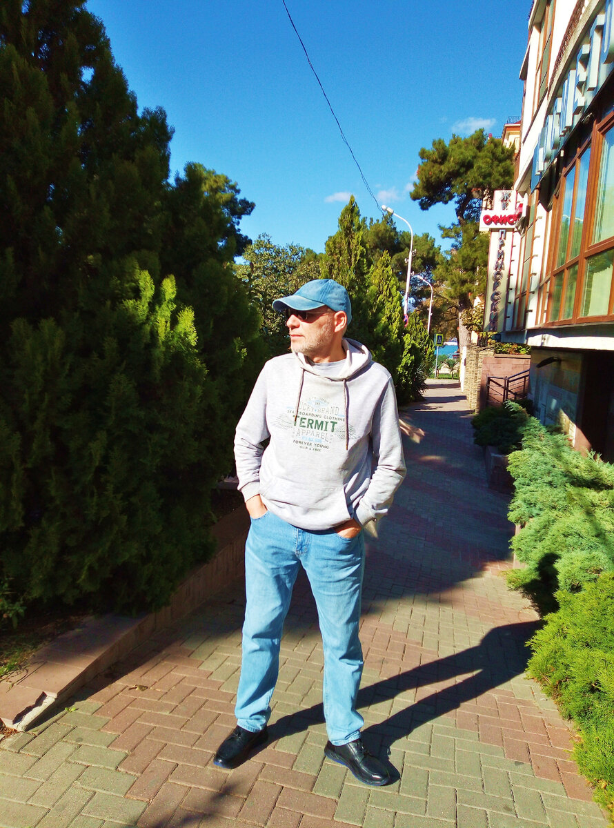 Михаил Лекс, автор рассказа и канала. Геленджик, Курзальная улица, дорога к морю