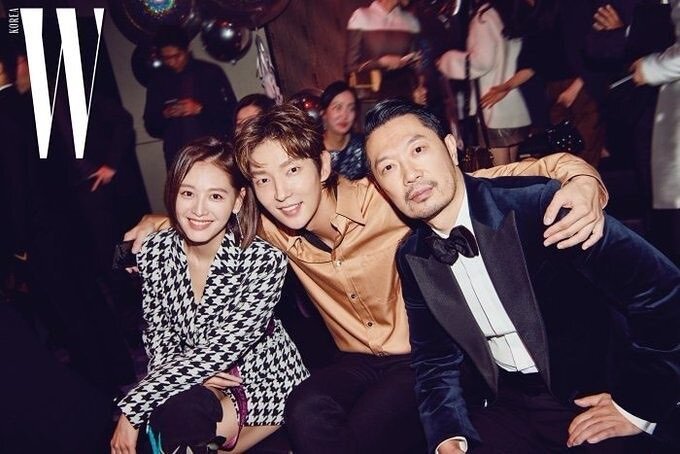 Джунги на вечеринке W Korea в 2019 году, в компании с гендиректором Namoo и актрисой Ким Дже Гён, которая еще только через 4 года сыграет с Джунги в "Жизни". 