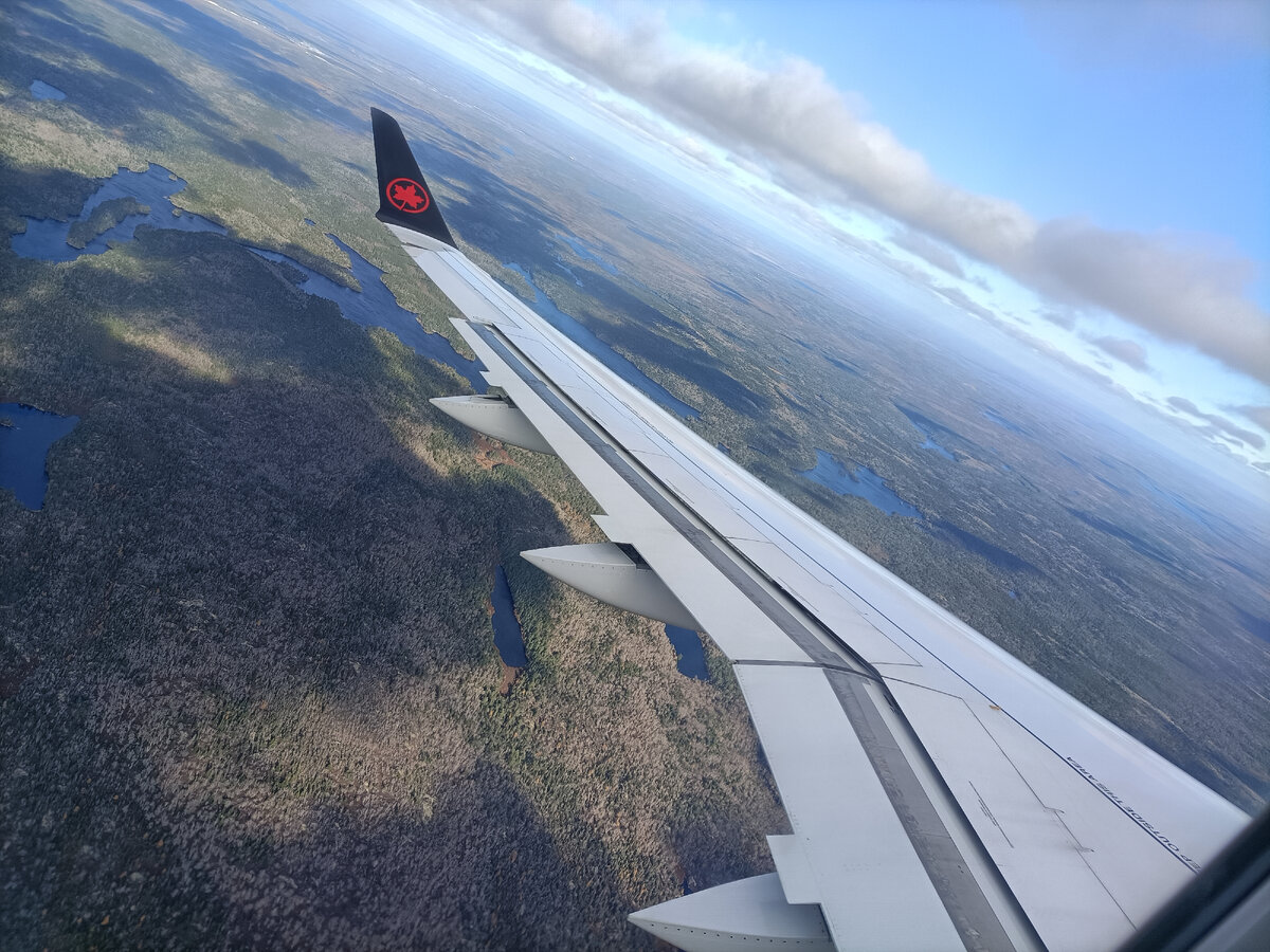 Под крылом самолёта земля Новой Шотландии 