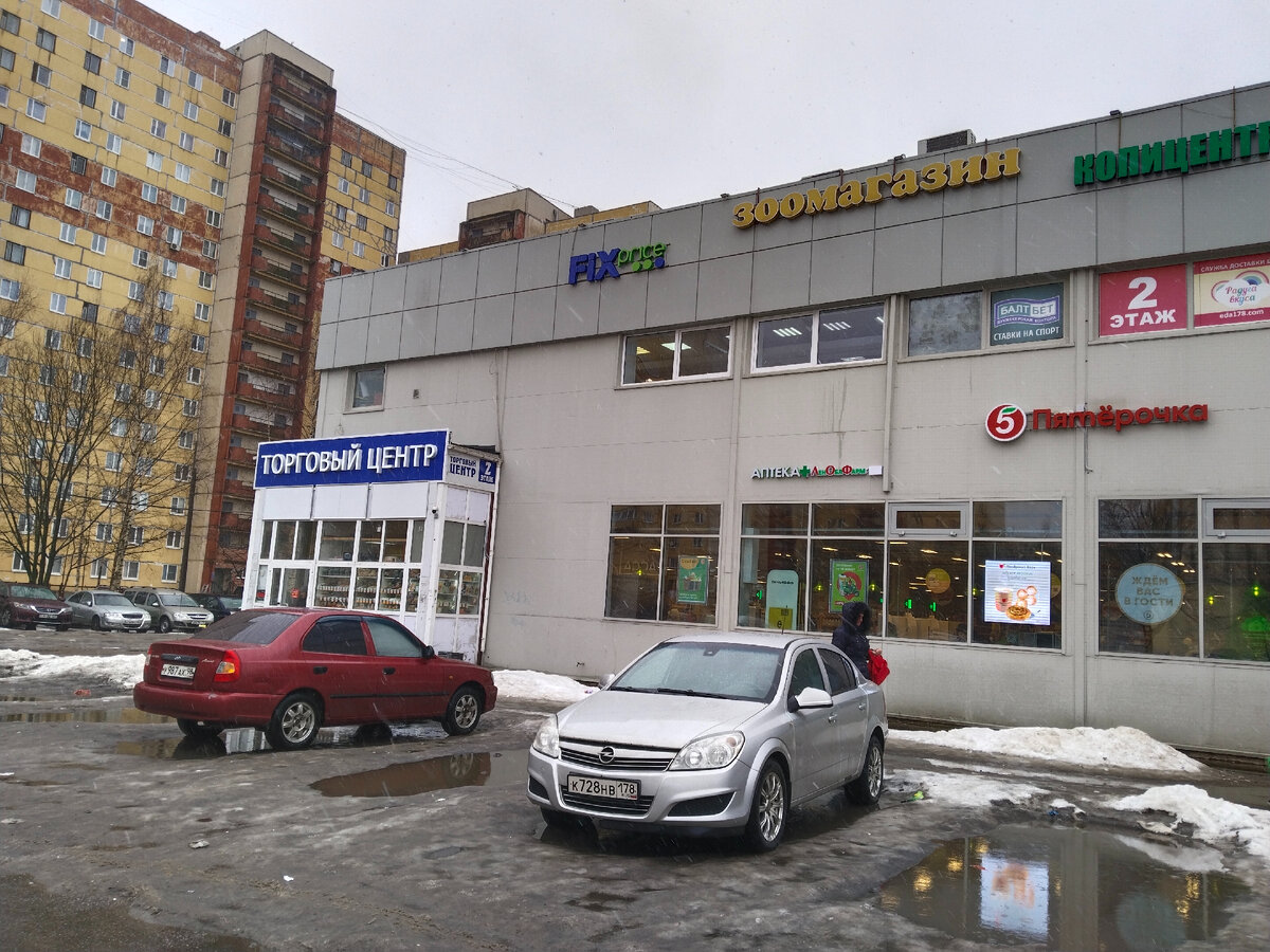 В этом здании находится магазин