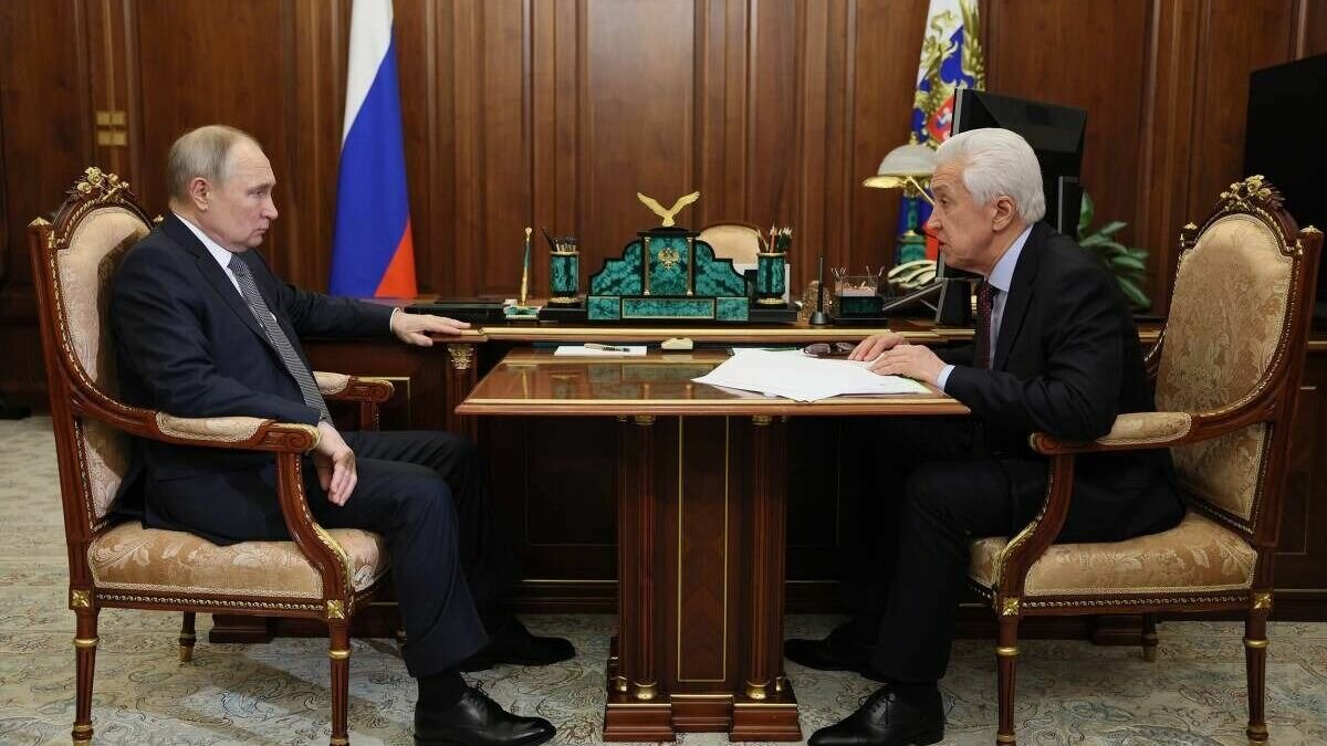     Президент России Владимир Путин встретился с главой фракции партии «Единая Россия» в Госдуме Владимиром Васильевым.