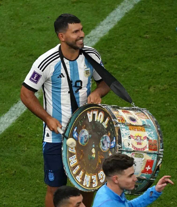 Серхио Агуэро и барабан с логотипом Тульского Арсенала