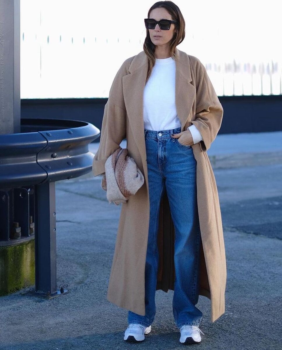    Пальто в стиле оверсайз сочетайте с массивными кроссовкамиstyleandthebeach