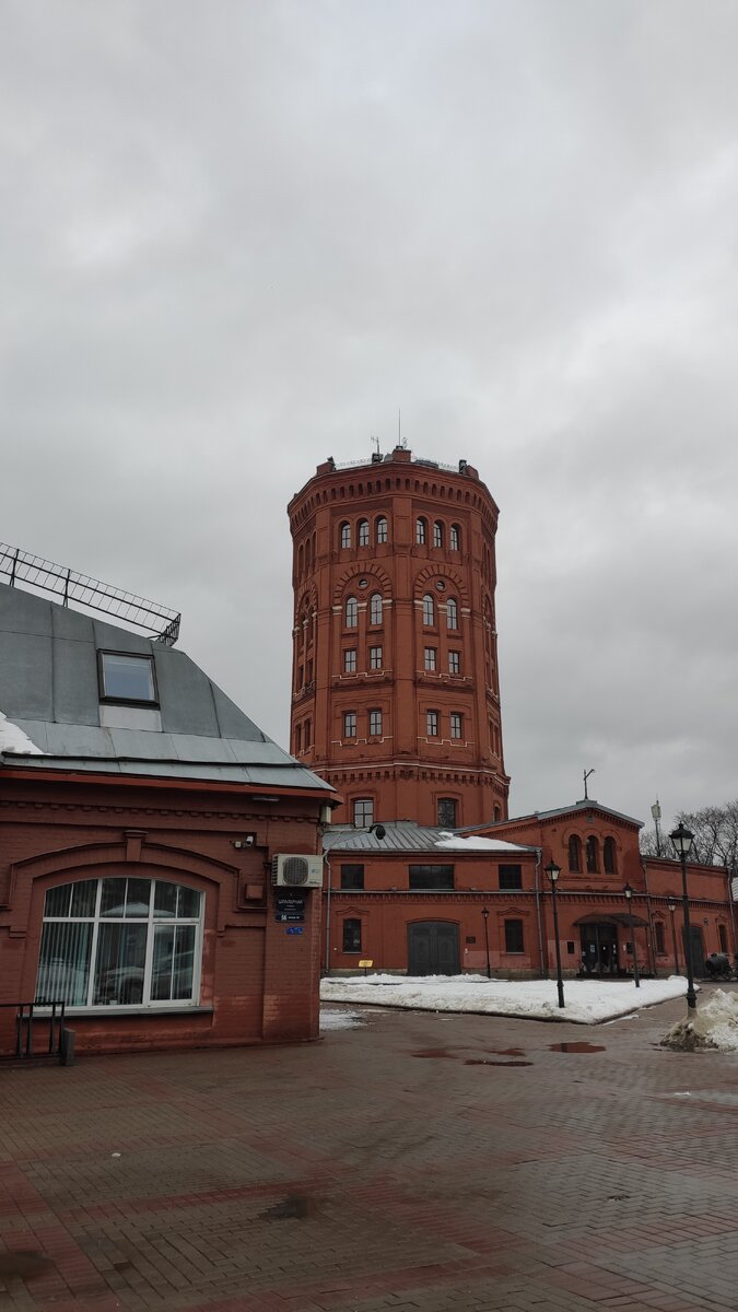 Слева как раз здание, где располагаются работники Водоканала, а прямо сама башня