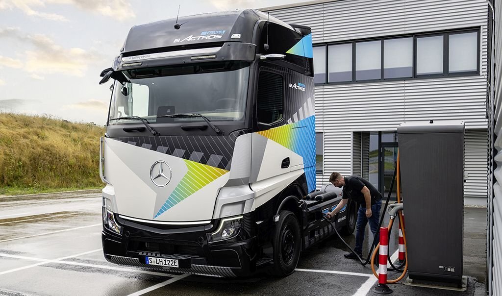      Mercedes-Benz eActros LongHaul