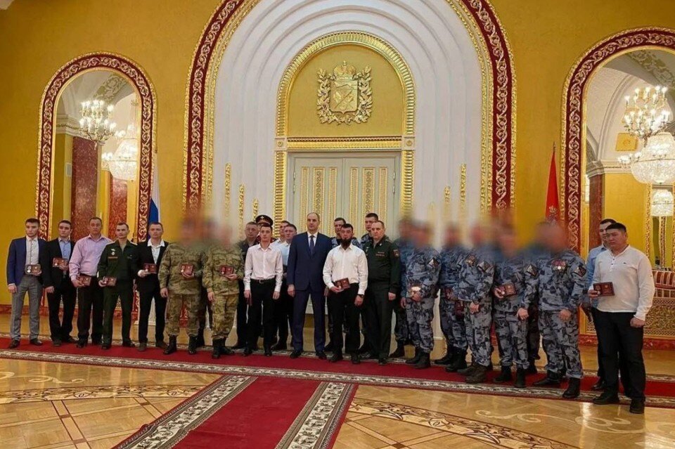     Военным вручили медали ордена «За заслуги перед Отечеством» 1 степени, медали «За отвагу», ордена Жукова. Фото: orenburzhie.ru