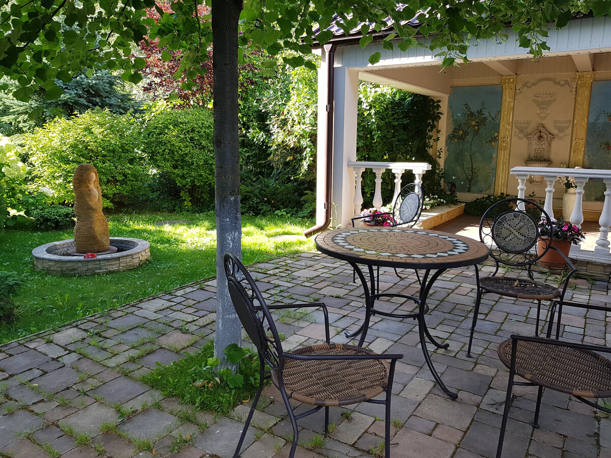 Патио под липой
