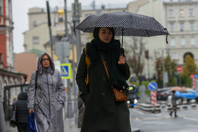    Женщина без маски под зонтом осенью в Москве ©Пелагия Тихонова РИАМО