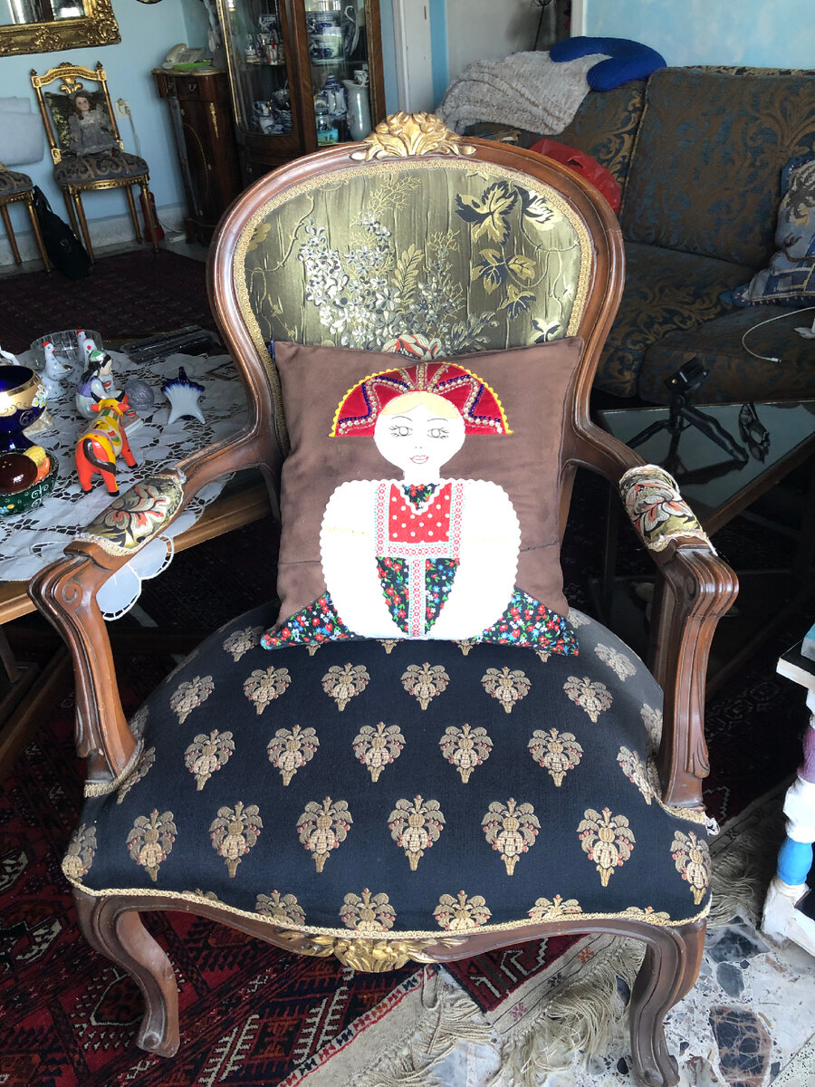 Это старое кресло, которое просит поменять ему обивку.И подушка матрёшка моя!Фото автора.