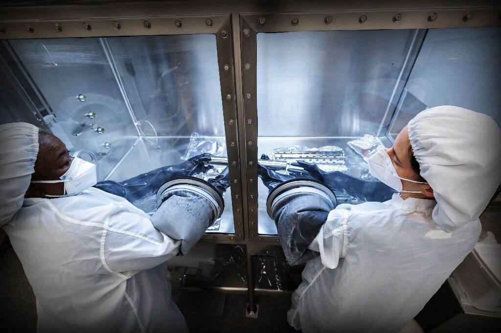      Образец лунного камня, собранный во время полета "Аполлона-17", открыт NASA спустя 50 лет.