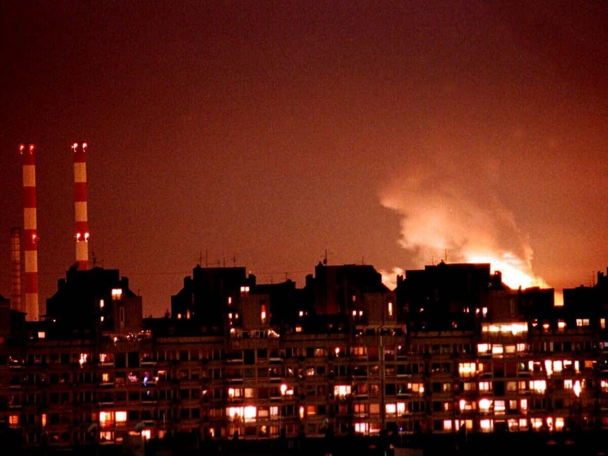   Взрыв возле электростанции Белграда от крылатых ракет НАТО. 24 марта 1999 года© AP Photo / Dimitri Messinis