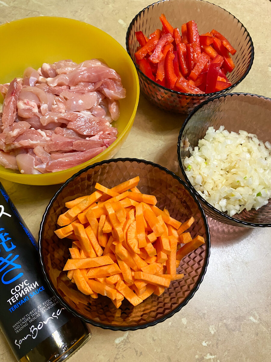 Нарезаем филе, морковь и сладкий перец соломкой. А лук- мелким кубиком