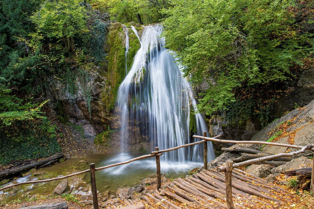 Водопад Джур-Джур, источник фото - сайт clck.ru/33rpAH