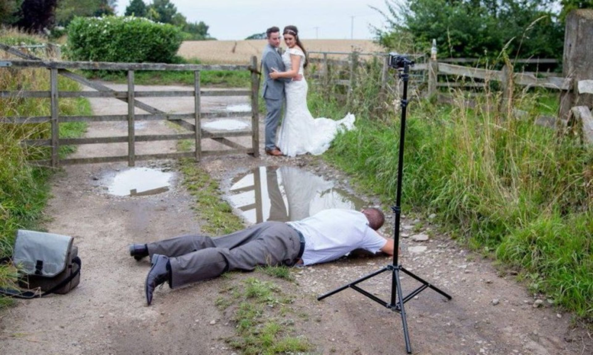Что делают после свадьбы. Фотограф в луже свадьба. Смешные позы фотографов. Фотограф в луже. Фотограф лежит в луже.