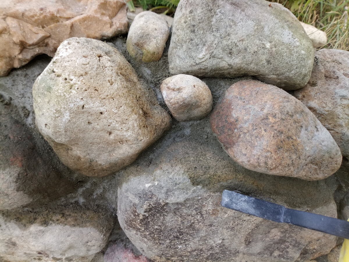 На мое счастье раствор не успел за ночь схватиться намертво, и оттереть его получалось