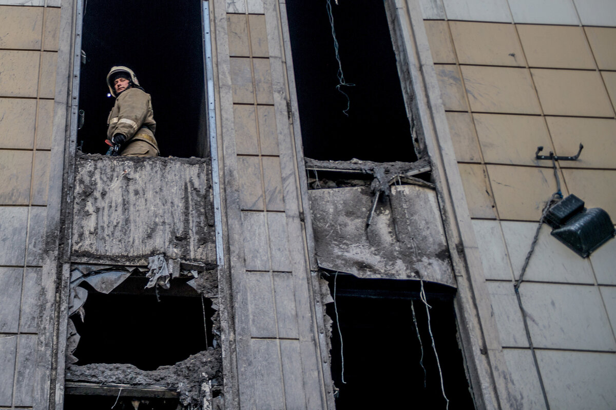    Пожар в ТРЦ «Зимняя вишня» возник примерно в 16:00 по местному времени (12:00 мск) 25 марта в детском развлекательном центре на четвёртом этаже здания. Возгорание охватило порядка 1,6 тыс. кв. м / Dmitry Serebryakov / AFP
