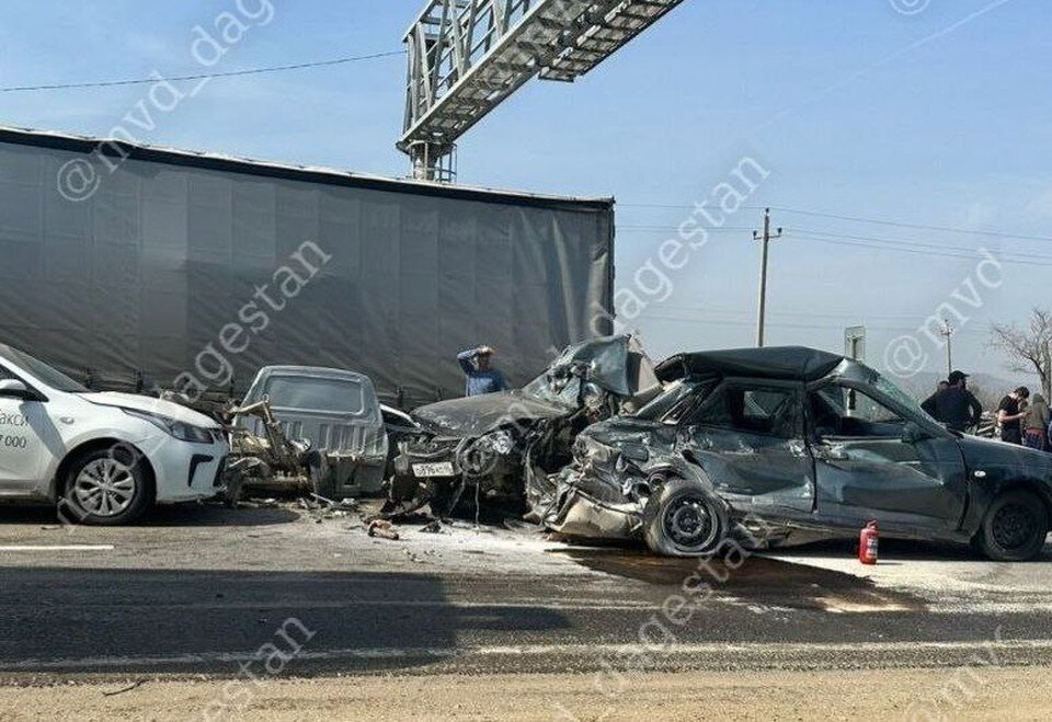     Известно, что одна женщина погибла - пассажирка иномарки. Фото: МВД Дагестан