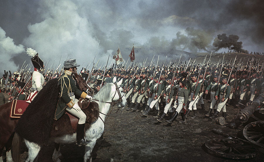 Кадр из фильма "Война и мир" Сергея Бондарчука. На переднем плане генерал Багратион. Фото взято с ресурса Яндекс.Картинки 