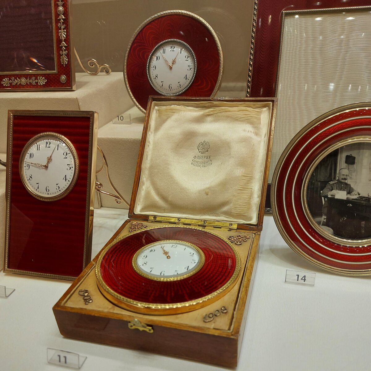 Часы и фоторамки с использованием гильошированной эмали, фото автора статьи, 2021г.