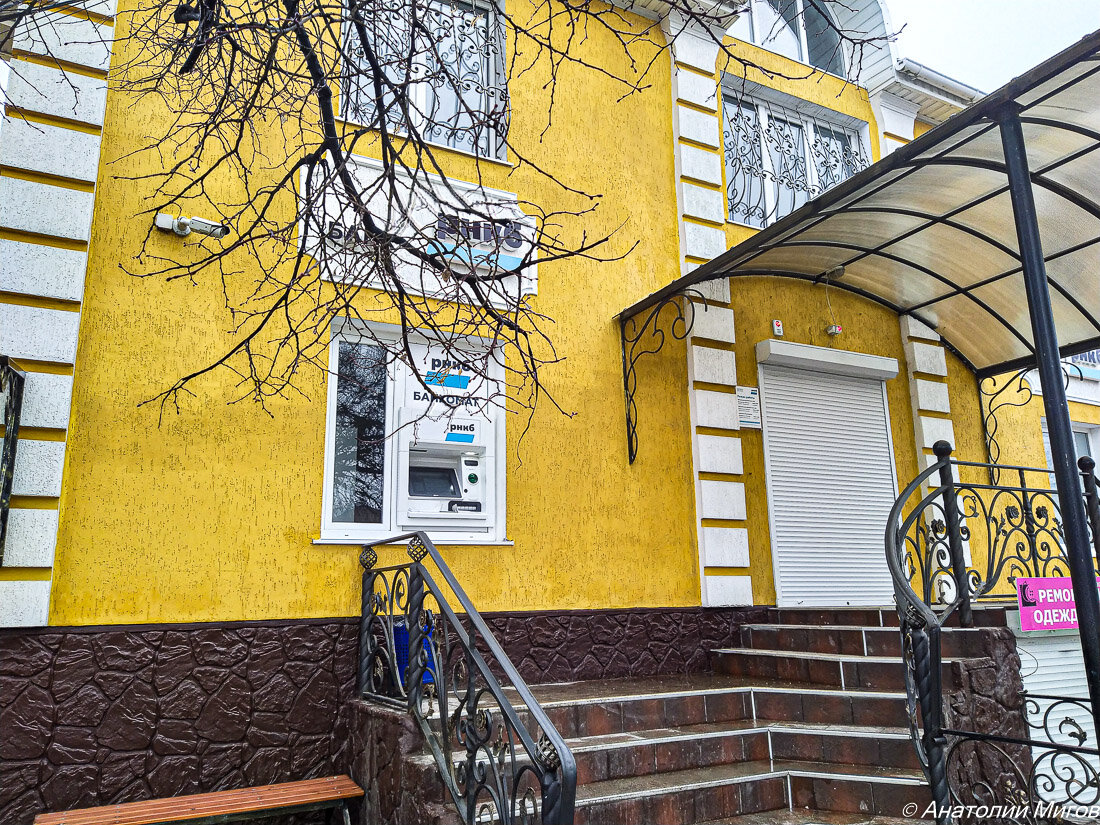 На фото: Старокрымское отделение банка.