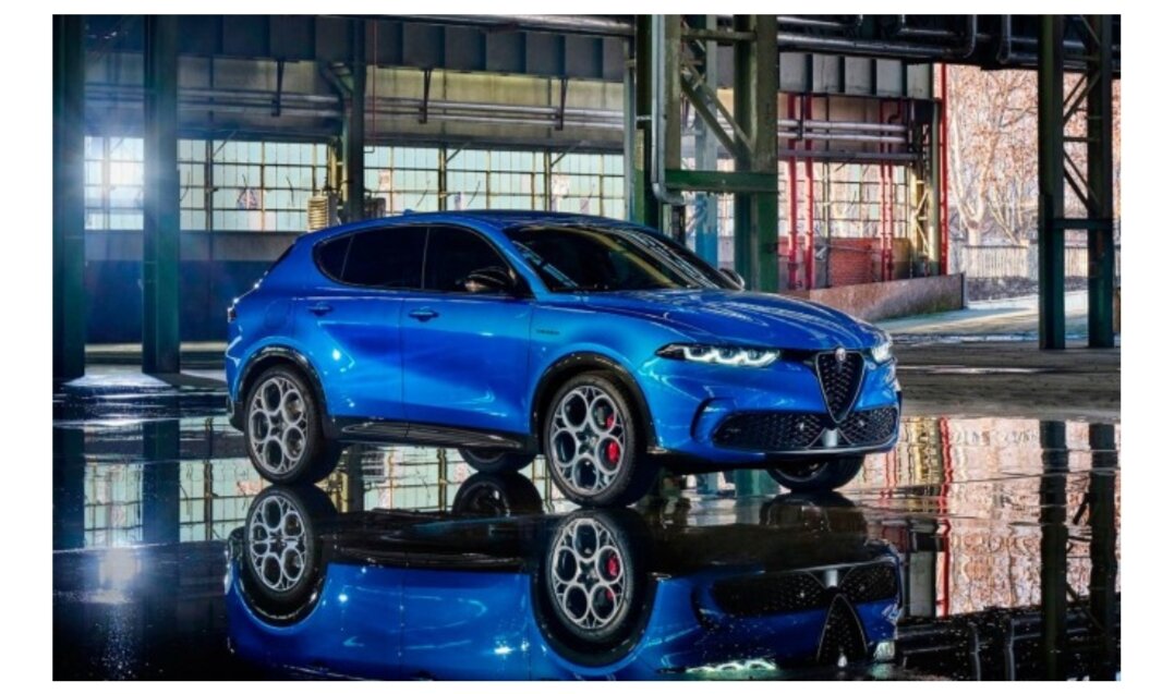 На российском авторынке появился новый премиальный кроссовер Alfa Romeo Tonale, который официально в нашей стране не представлен. Стоимость модели составляет 5,6 млн рублей, пишет портал Motor.ru. Ознакомиться с переднеприводным автомобилем 2022 года выпуска, который представлен в единственном экземпляре, можно в шоуруме московского дилера.Под капотом кроссовера установлен 1,5-литровый бензиновый мотор мощностью 130 л.с., который работает в сочетании с преселективным «роботом» и передним приводом. До «сотни» Alfa Romeo Tonale разгоняется почти за десять секунд. Максимальная скорость автомобиля составляет 195 км/ч.На российском авторынке появился новый премиальный кроссовер Alfa Romeo Tonale, который официально в нашей стране не представлен. Стоимость модели составляет 5,6 млн рублей, пишет портал Motor.ru. Ознакомиться с переднеприводным автомобилем 2022 года выпуска, который представлен в единственном экземпляре, можно в шоуруме московского дилера.Под капотом кроссовера установлен 1,5-литровый бензиновый мотор мощностью 130 л.с., который работает в сочетании с преселективным «роботом» и передним приводом. До «сотни» Alfa Romeo Tonale разгоняется почти за десять секунд. Максимальная скорость автомобиля составляет 195 км .Перешив руля автомобиля. Работаем с 2018Запредельные скидки на новый Haval Dargo.Узнать большеВ оснащение модели входят светодиодная оптика, цифровая приборная панель, мультимедийная система с крупным дисплеем, а также адаптивный круиз-контроль, электропривод водительского кресла с функцией памяти формы и система удержания в полосе.Как ранее сообщал «АВТОСТАТ», компания Alfa Romeo рассказала о планах дальнейшего развития модельного ряда, который в начале 2022 года пополнил кроссовер Tonale. Так, подтвержден дебют еще более компактного кроссовера, который пока известен под названием Alfa Romeo Brennero. Он появится в 2024 году и станет первым электромобилем марки, хотя будет и версия с двигателем внутреннего сгорания. А вот следующая новинка, выход которой намечен на 2025 год, будет уже чисто электрической. С этого времени все новые модели Alfa Romeo станут исключительно батарейными. Никаких подробностей об этой модели пока нет: глава компании Жан-Филипп Импарато лишь намекнул, что электромобиль будет заточен под американский рынок и, возможно, окажется на стыке жанров легковушек и кроссоверов. Наконец, потом произойдет смена поколений седана Giulia и кроссовера Stelvio. Все три новые модели станут базироваться на модульной платформе STLA Large концерна Stellantis, которая предусматривает задний или полный привод. С 2027 года Alfa Romeo полностью перейдет на электромобили.