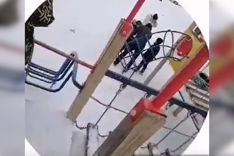     Отчим заступился за пасынка на детской площадке и избил малолетнего обидчика  принтскрин видео.