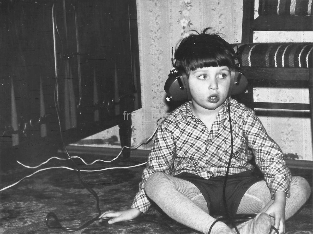 Мальчик слушает музыку в наушниках, СССР.