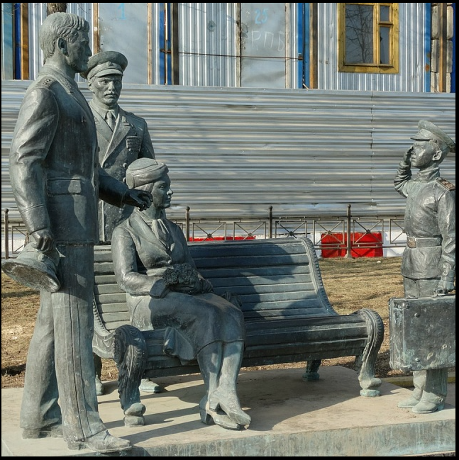 Памятник героям фильма около здания Минобороны России, скриншот