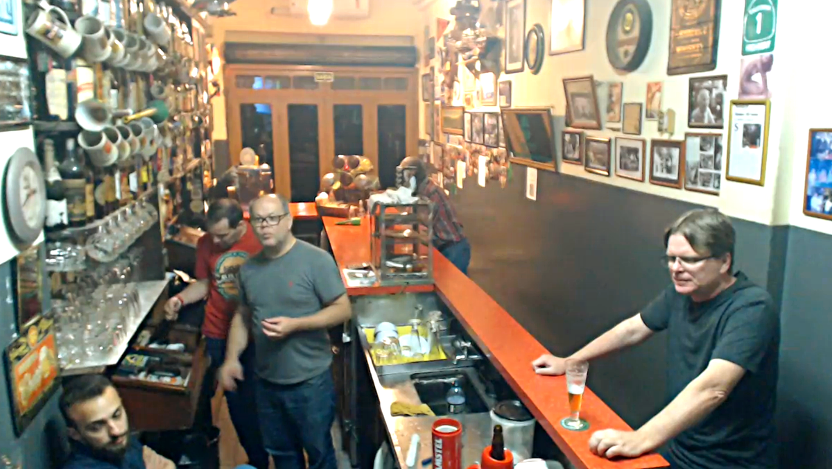 Не все бары одинаковы - и слава богу, но в каждом городе можно найти что-то своё. Где находится этот бар, я уже и не помню. 