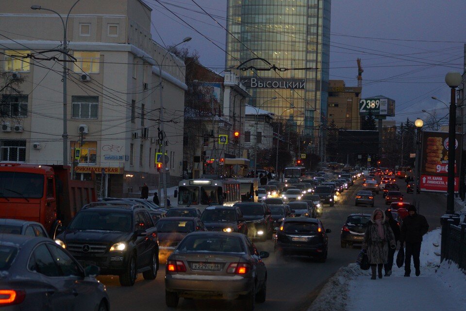     Особенно затруднено движение по центральным улицам уральской столицы Алексей БУЛАТОВ