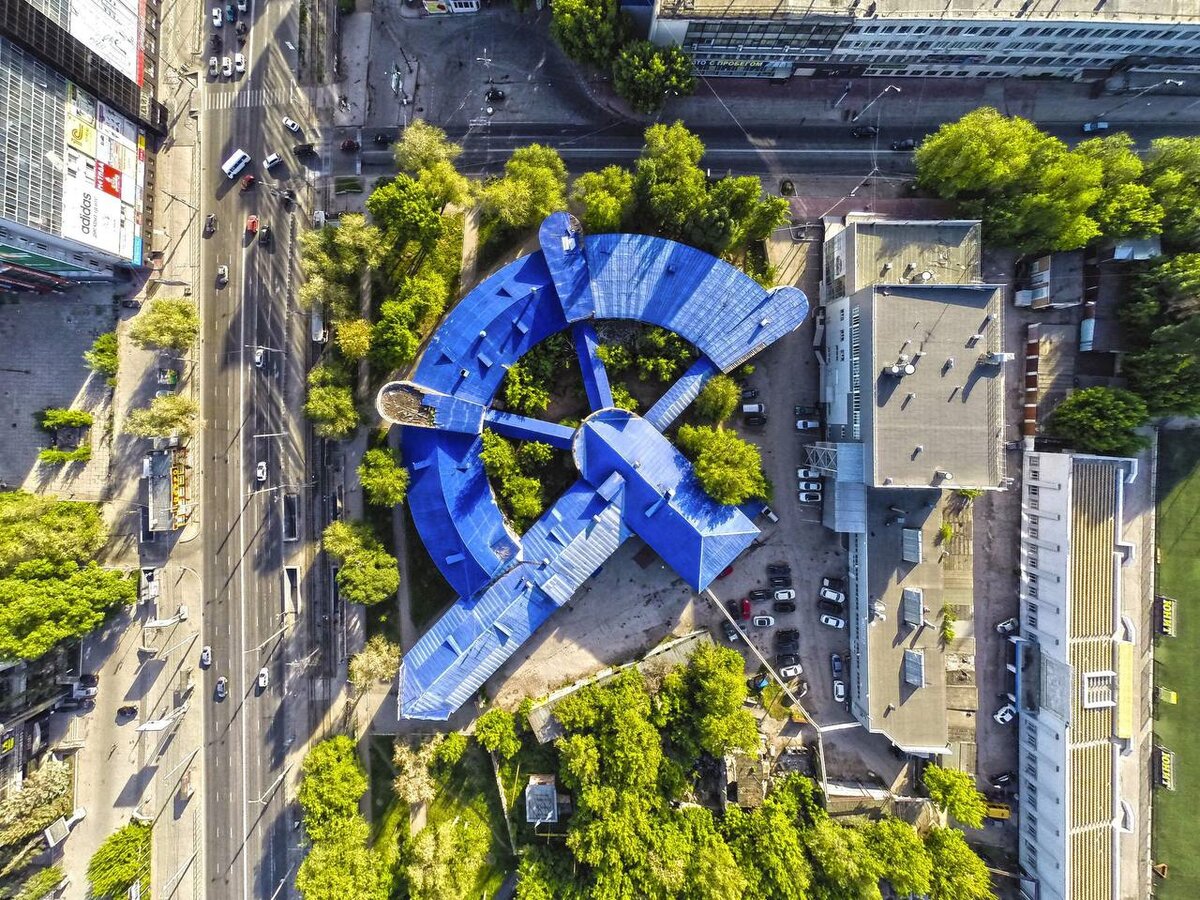 Вид сверху за здание в виде "Серпа и молота" в Самаре