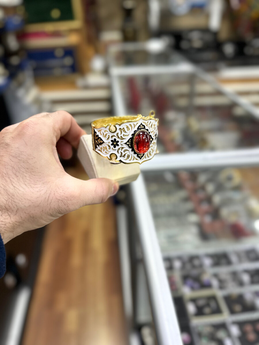 Серебряные женские браслеты, изготовленные мастерами легендарного поселка Кубачи, неподвластны времени. Широкие и узкие манжеты и цепочки, украшенные чернением, филигранью, камнями, подвесками, роскошно смотрятся на руке. Подходят к вечернему, деловому и повседневному стилю.