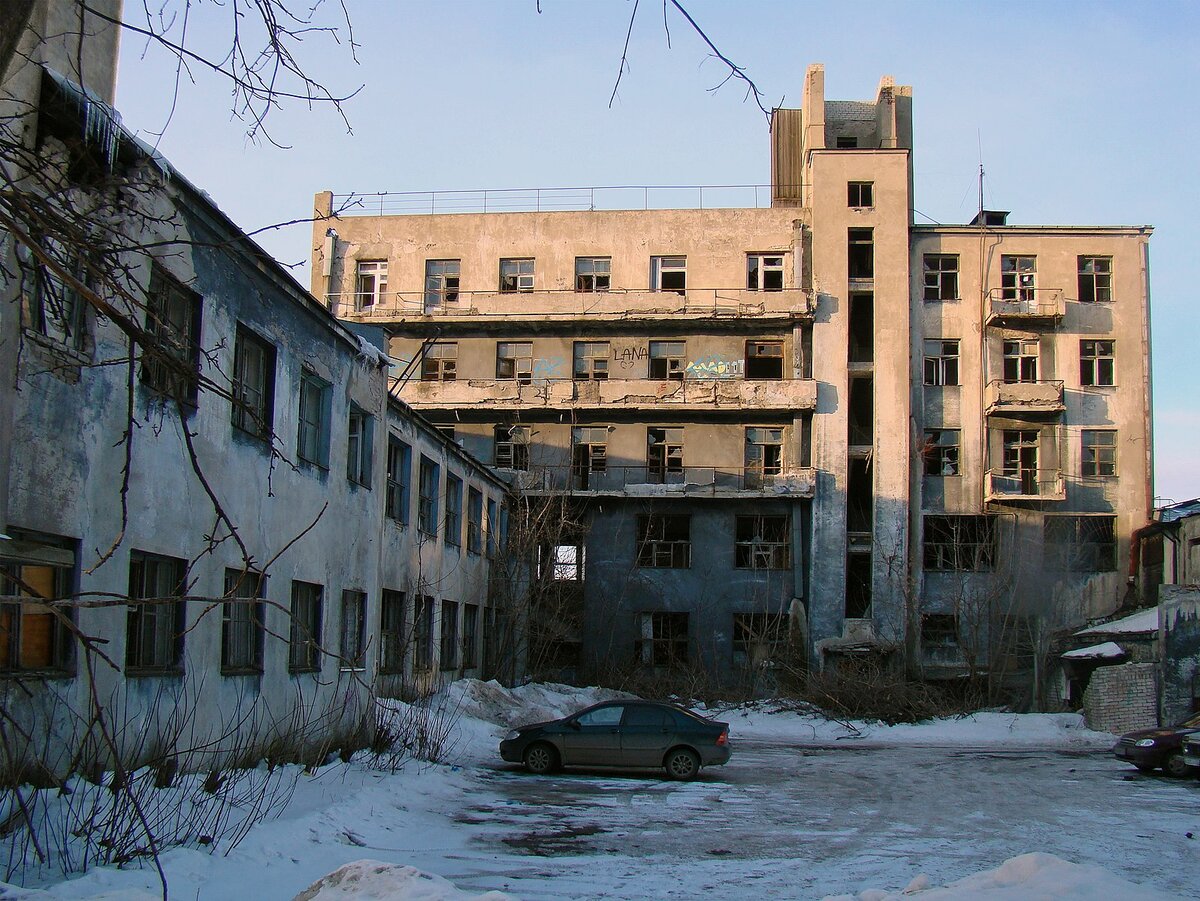 дом Чекиста. Расположен напротив здания ФСБ и Загса.