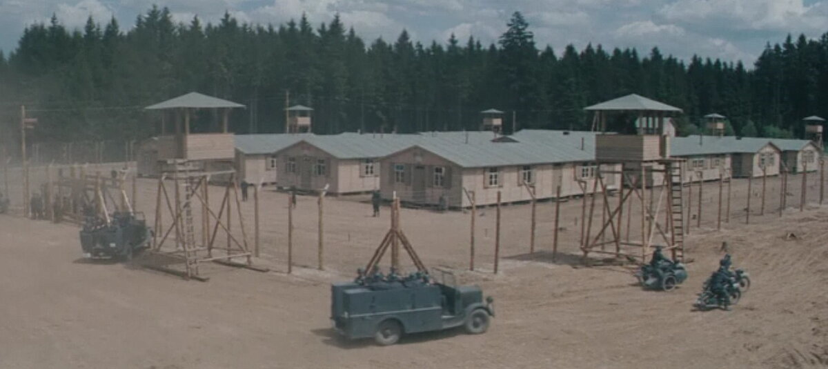 Киношный концлагерь для пленных летчиков союзников. Кадр из фильма