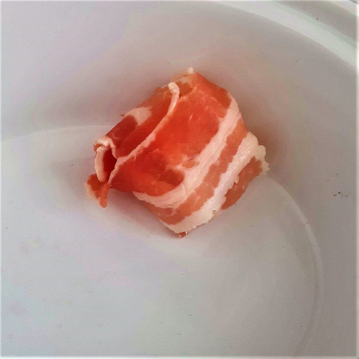 Оборачиваем каждую картофелину полоской бекона