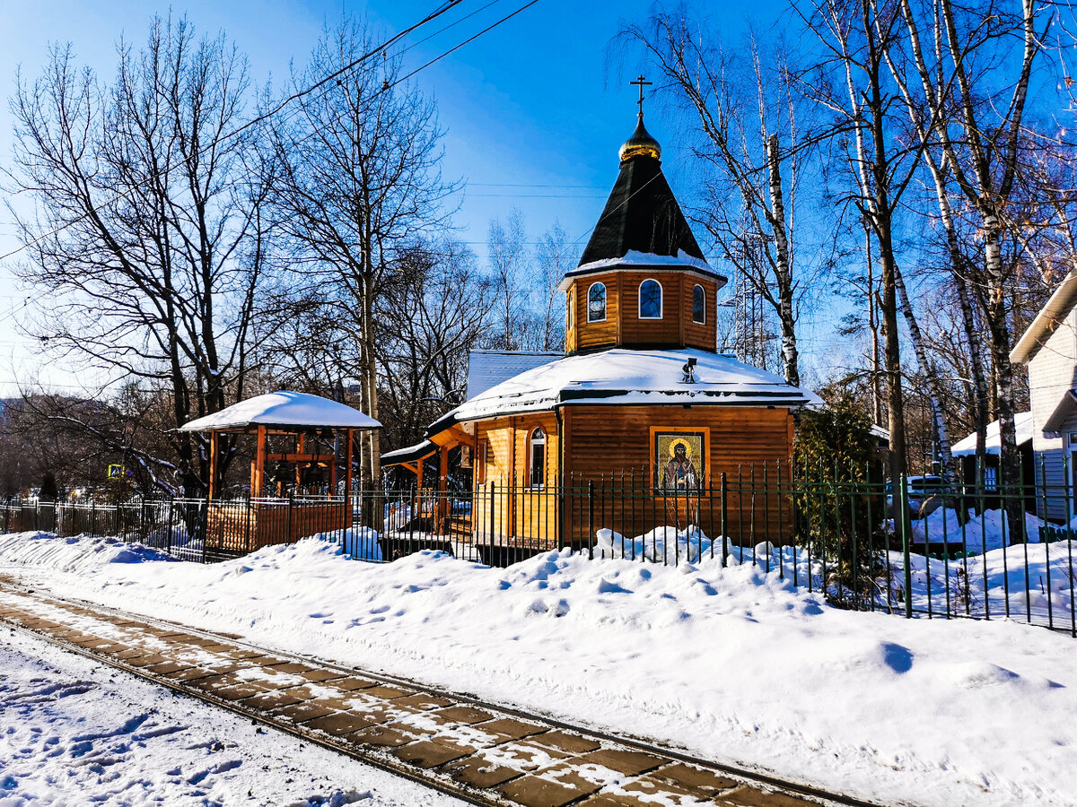 Храм святого благоверного князя Даниила Московского. Здесь находится Патриаршее Подворье в Метрогородке, а в перспективе, как я понимаю, предполагается построить храм апостола Андрея Первозванного. Открытое шоссе. Фотография сделана 23 февраля 2023 года.