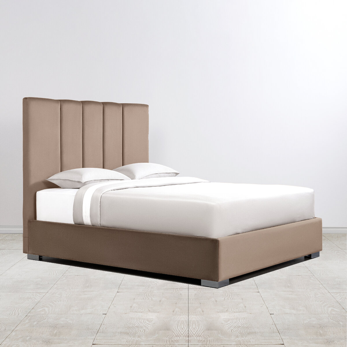 Модель «Дорина» снабжена дополнительной опцией по желанию покупателя: легким и бесшумным подъемным механизмом, открывающим удобный ящик для хранения.