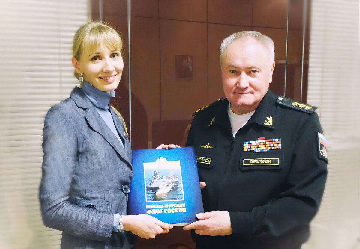 Главком ВМФ России адмирал Владимир Королёв и режиссер-постановщик проекта            "В море-значит дома" Анастасия Кузнецова (февраль 2017 г.) Фото И.Дыгало