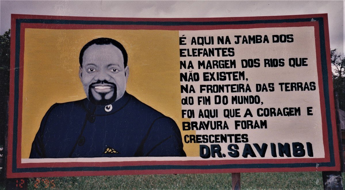 Баннер из Жамбы с цитатой Жонеша Савимби, Wikipedia